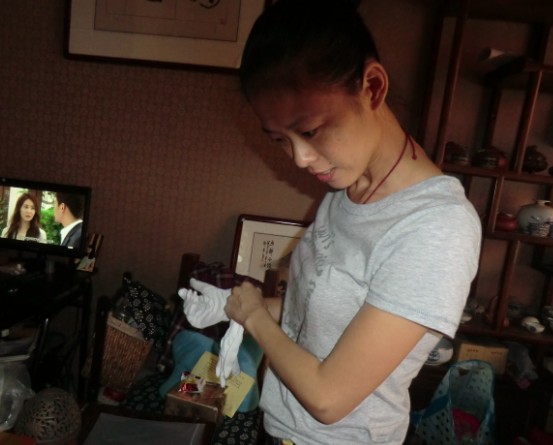 戴上手套准备签名