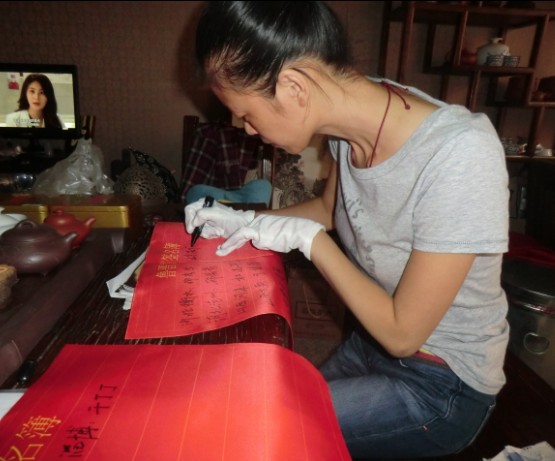 美女丁丁正在签名