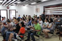 认真聆听的参会者们