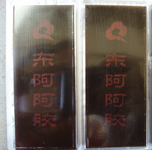 阿胶块未砸碎前